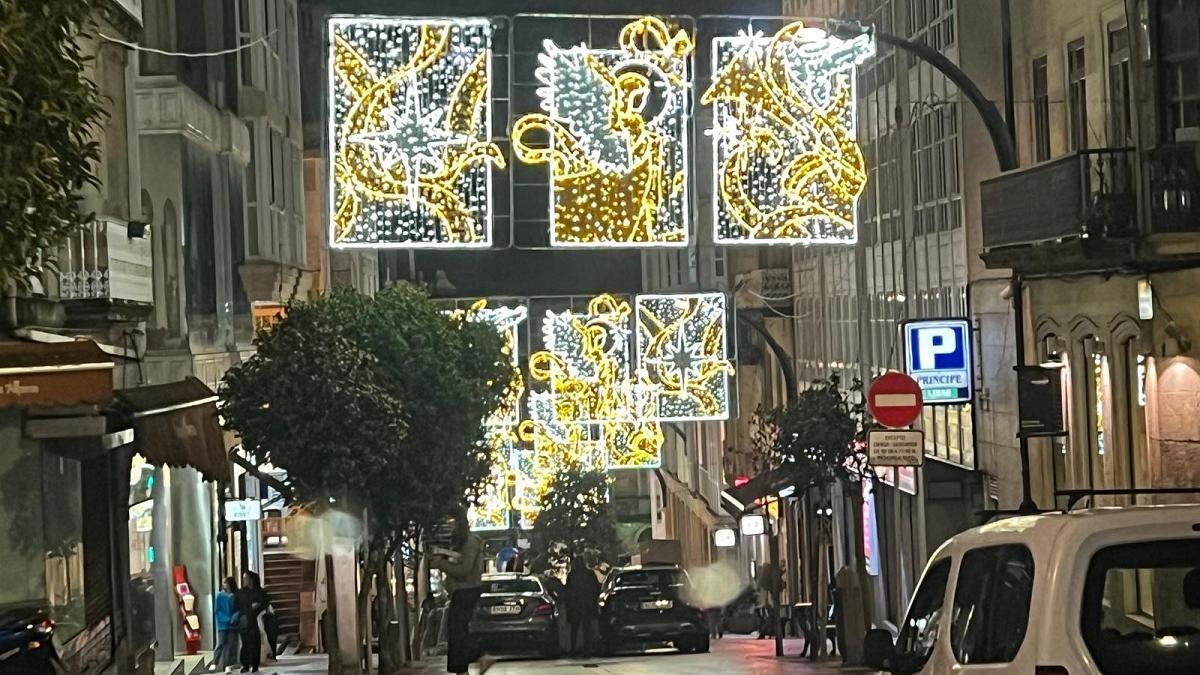 Las luces de Navidad, encendidas por adelantado este miércoles en la calle Eduardo Iglesias