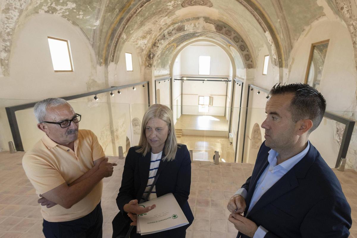 El alcalde de Alberic, a la derecha, y los concejales Antonio Vicente y Odila Torres, en el coro del convento.