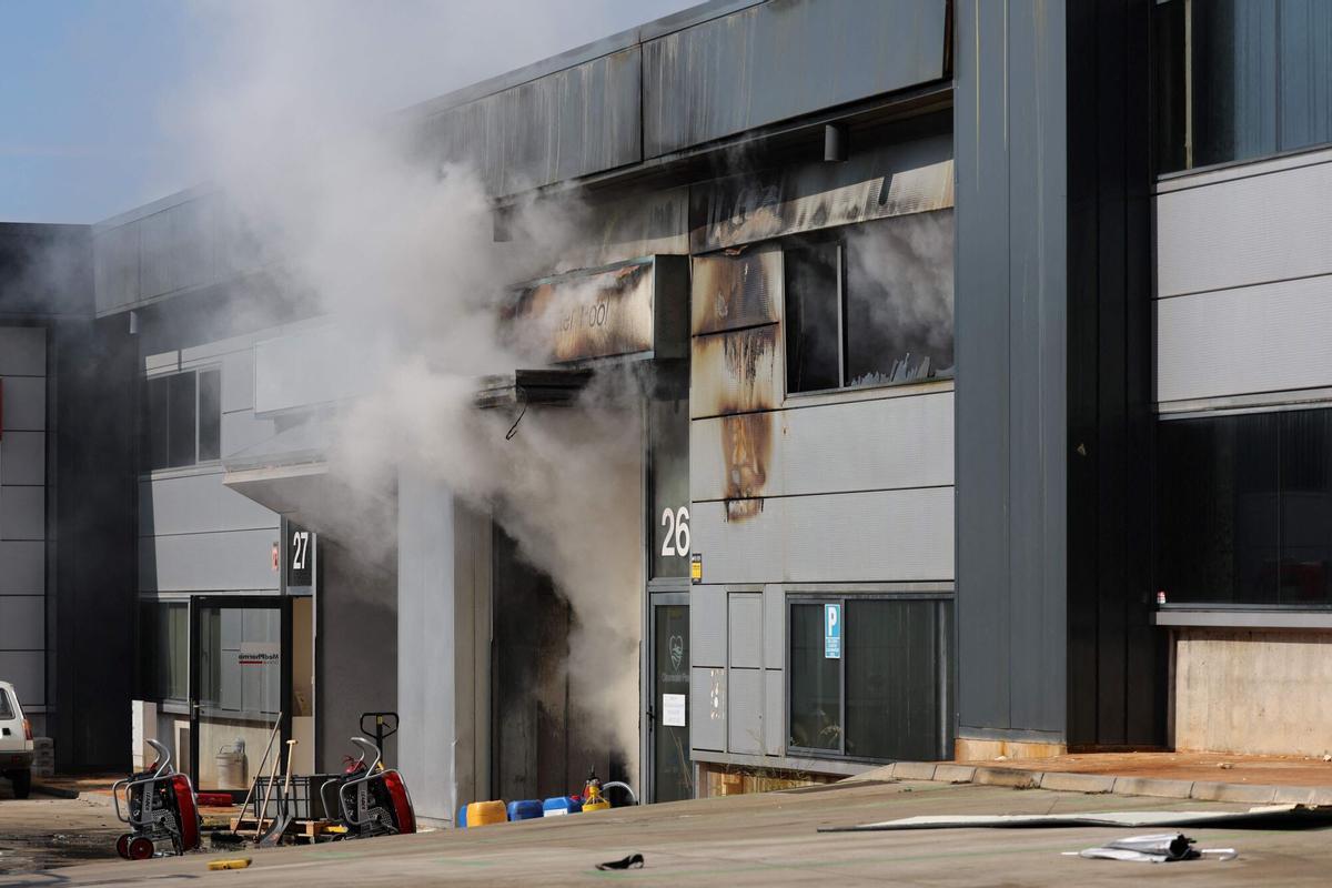 Una imagen tomada el 10 de mayo de 2025 muestra una columna de humo saliendo de un almacén de productos de limpieza para piscinas en la ciudad costera de Vilanova i la Geltrú, al sur de Barcelona. Las autoridades españolas instaron a más de 160.000 personas cerca de Barcelona a permanecer en sus casas el 10 de mayo después de que un incendio en una nave industrial liberara una nube tóxica de cloro sobre una amplia zona.