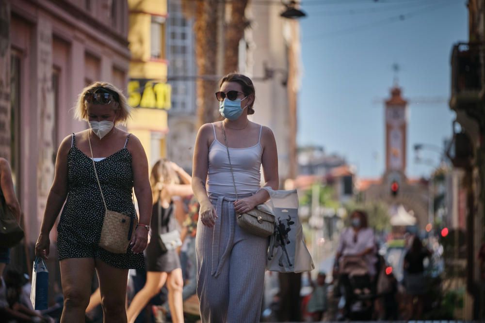 Gente con mascarillas