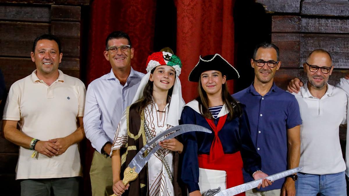 Las ganadoras del Concurs infantil de Caps d'Esquadra, junto al alcalde de Ontinyent, el presidente de Festers y otros cargos.