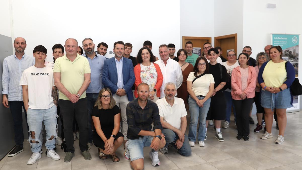 Alumnos, monitores e representantes políticos no acto inaugural do obradoiro.