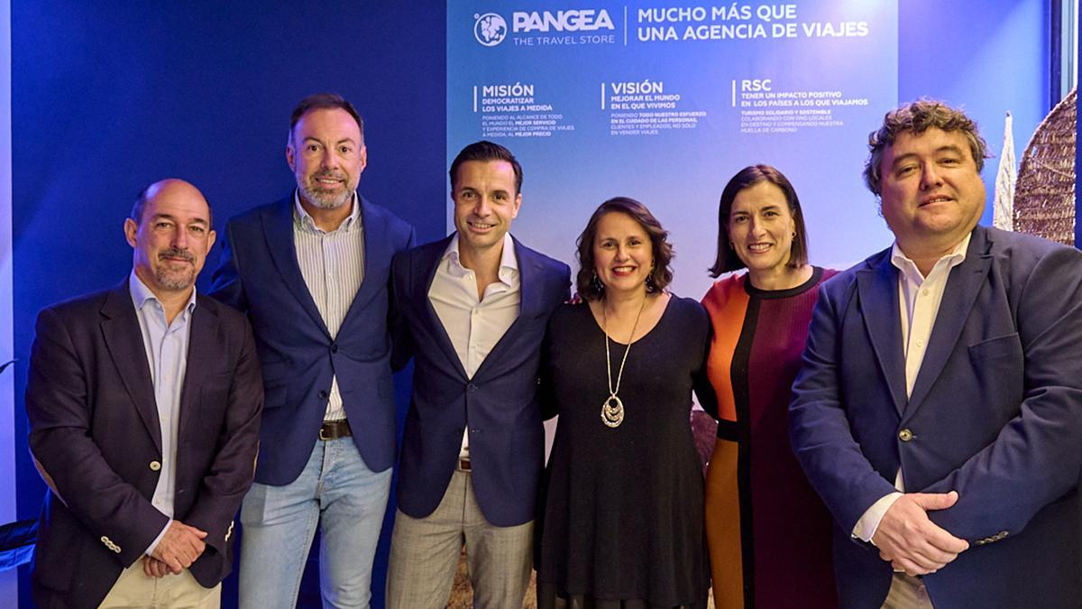 Representantes de la compañía y asistentes en el acto de apertura del nuevo espacio en la ciudad.