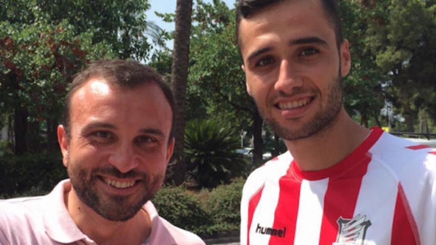 El presidente, Toni Hernández, junto al futbolista