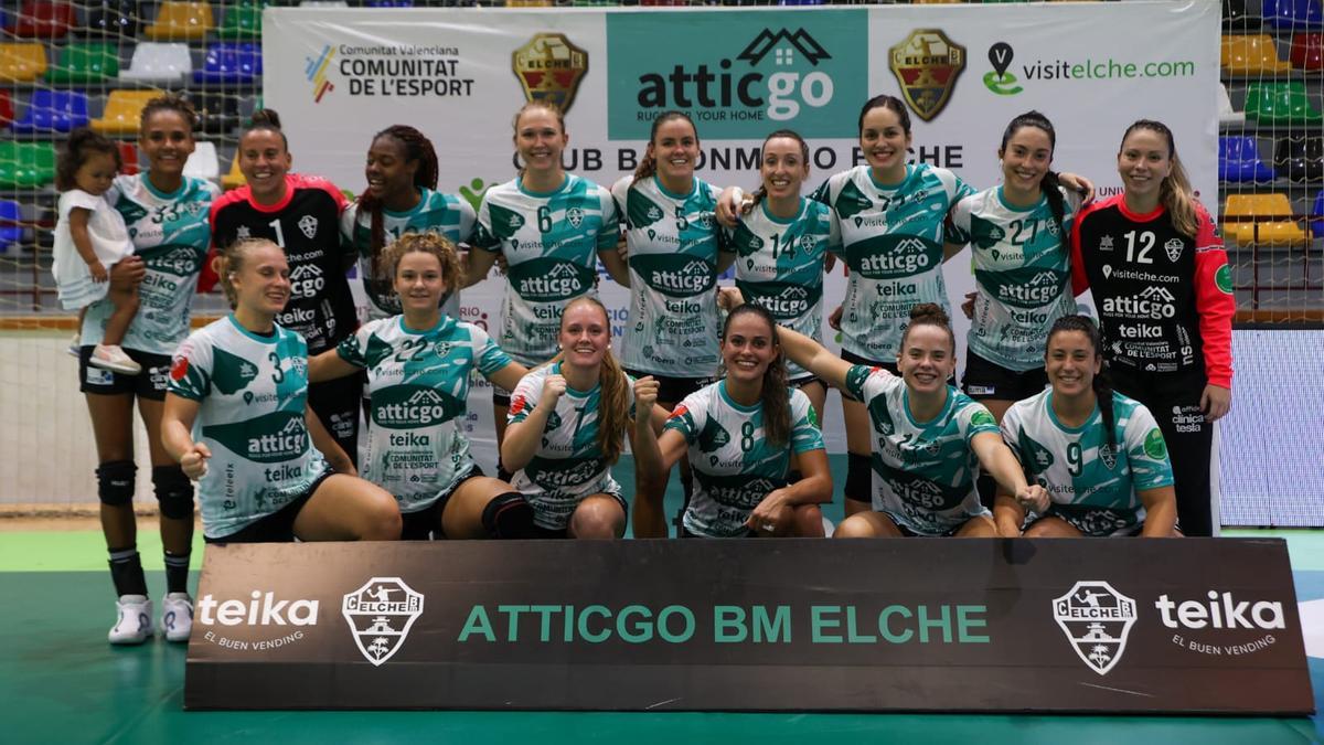 Las jugadoras del AtticGo Elche celebran el triunfo del pasado sábado contra el Costa del Sol Málaga