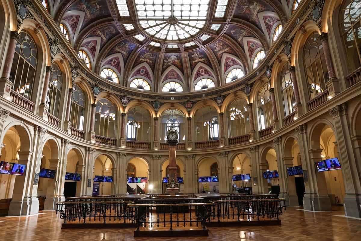 Paneles del Ibex 35 en el Palacio de la Bolsa de Madrid.