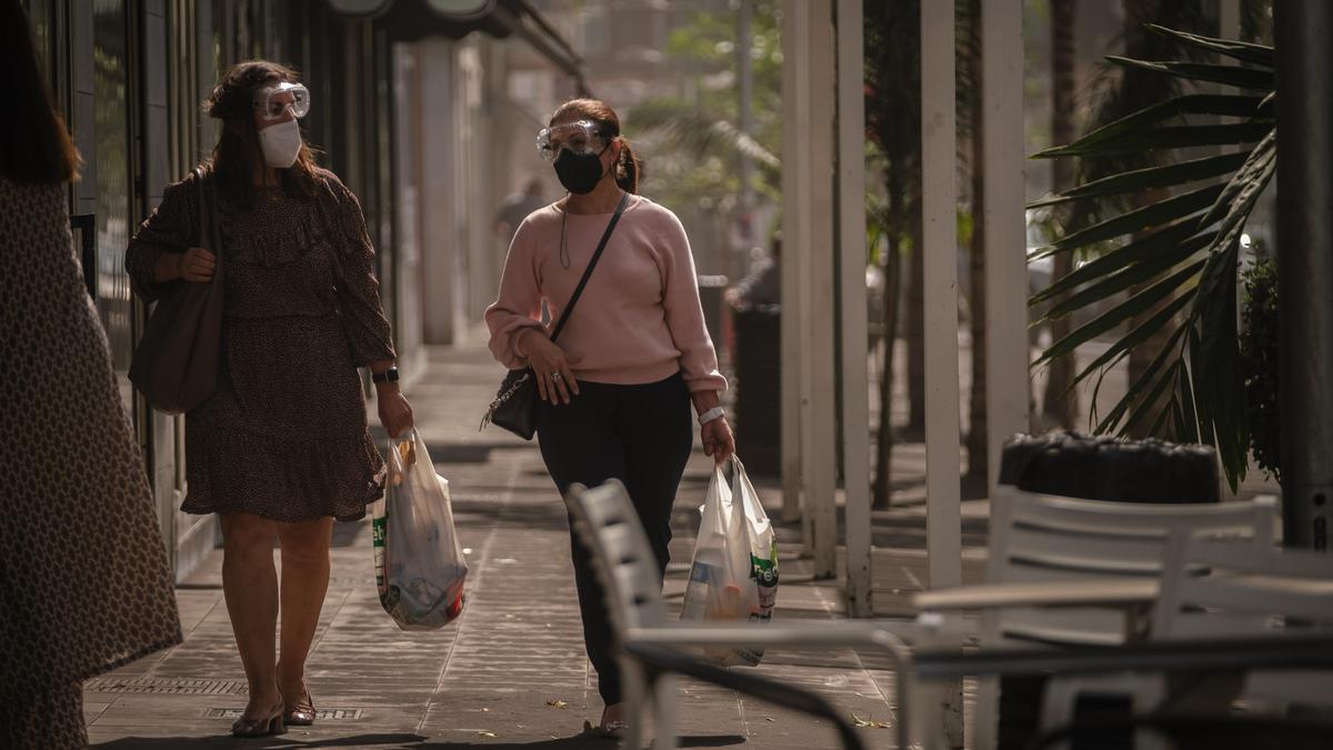 Dos mujeres caminan con bolsas de la compra por Los Llanos de Aridane.