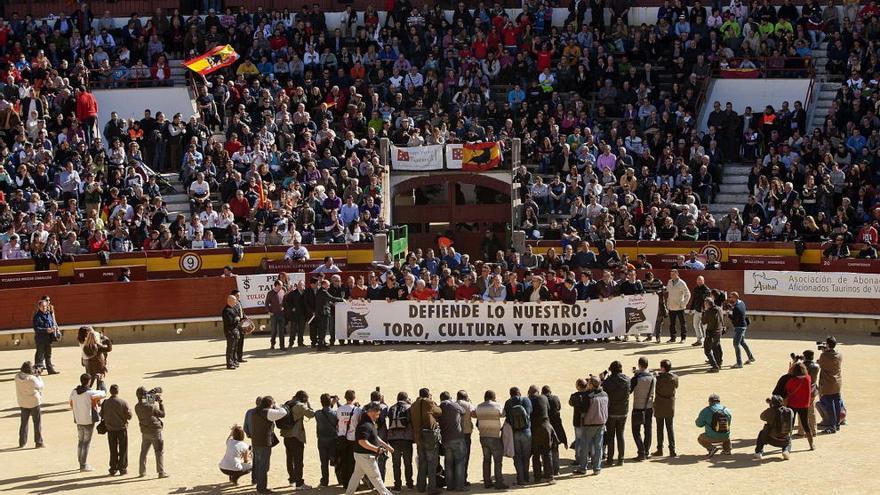 La cabecera de la manifestación en defensa de la Tauromaquia a su llegada a la plaza de toros de Castelló, el año pasado.