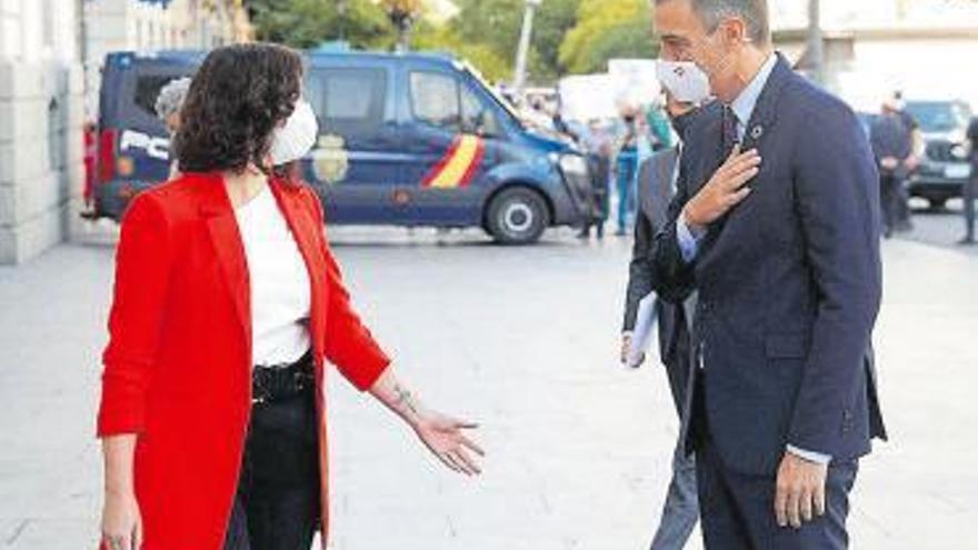 Isabel Ayuso recibe a Pedro Sánchez en Sol.