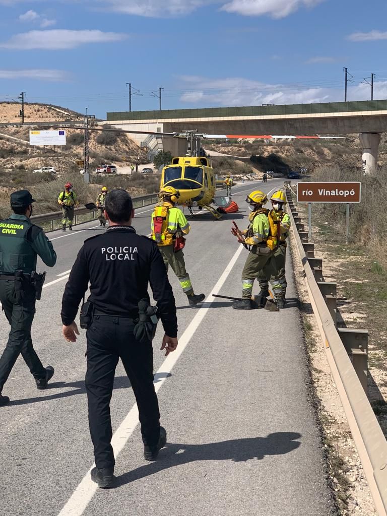 Un incendio en Aspe obliga a cortar la carretera comarcal que conecta con Alicante