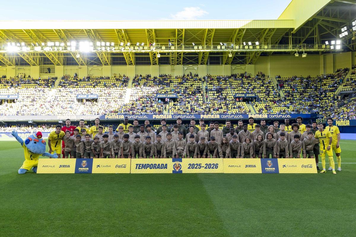 Los jugadores alevines del Villarreal que acaban su ciclo en fútbol 8 saltaron al terreno de juego para fotografiarse junto al once titular.