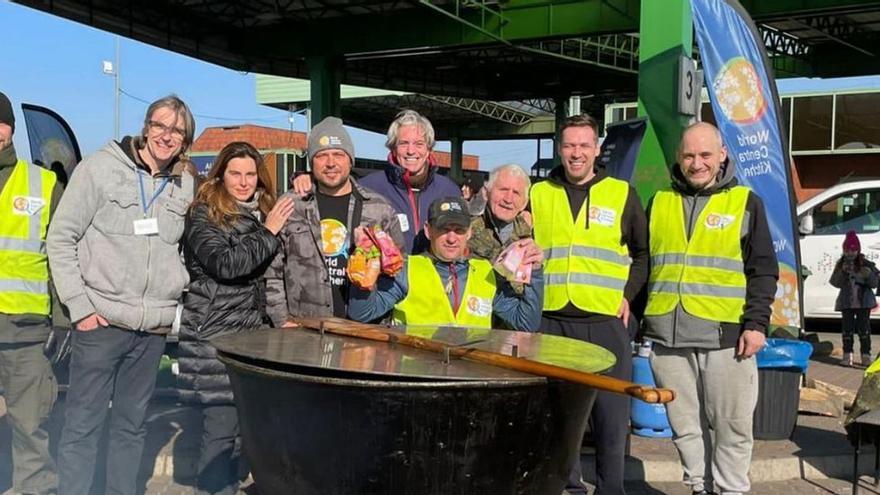 Así es el trabajo de la ONG de José Andrés en la frontera con Ucrania: “Les das muy poco y lo agradecen mucho”