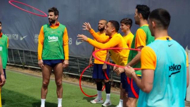 Piqué observant un joc a l'entrenament del Barça a la ciutat esportiva de Sant Joan Despí