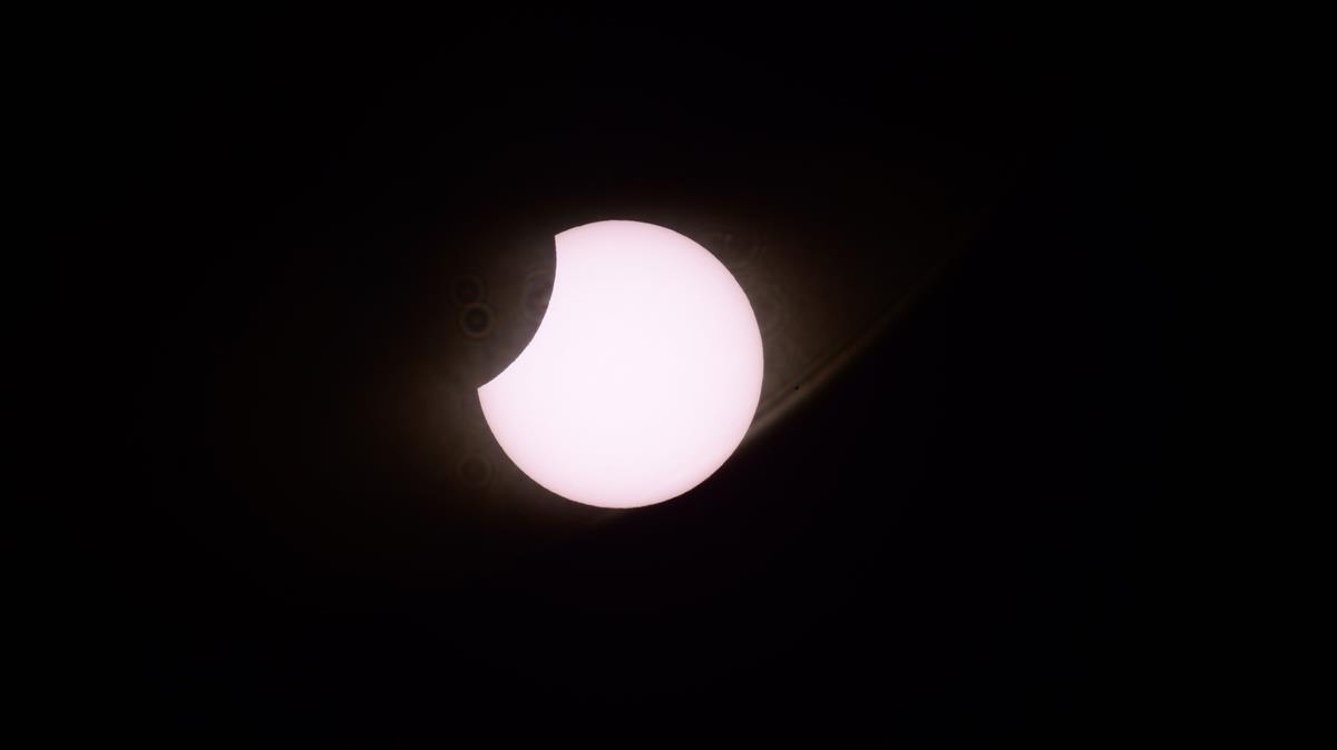 La Luna cubre parcialmente el Sol durante el eclipse solar de este lunes, en una imagen captada desde Piedra del Águila, localidad situada en el sudeste de la provincia del Neuquén, en la Patagonia argentina