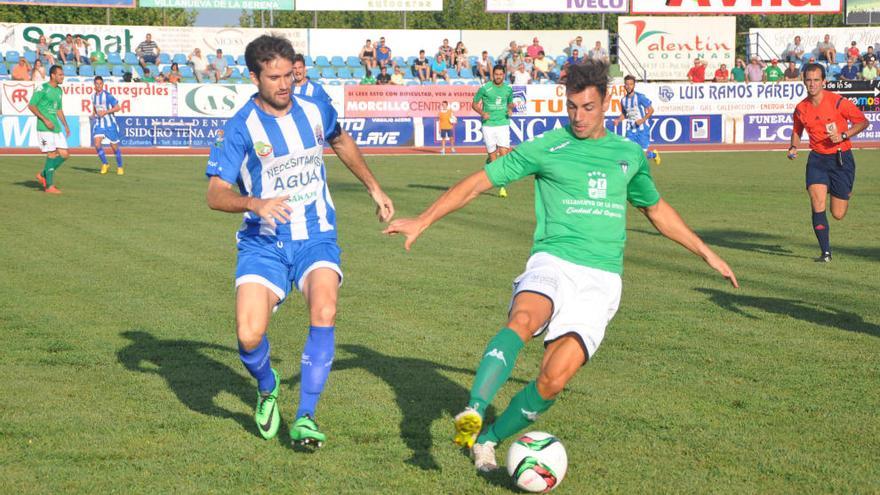 Pina, capitán de La Hoya Lorca, ante un jugador del Villanovense.