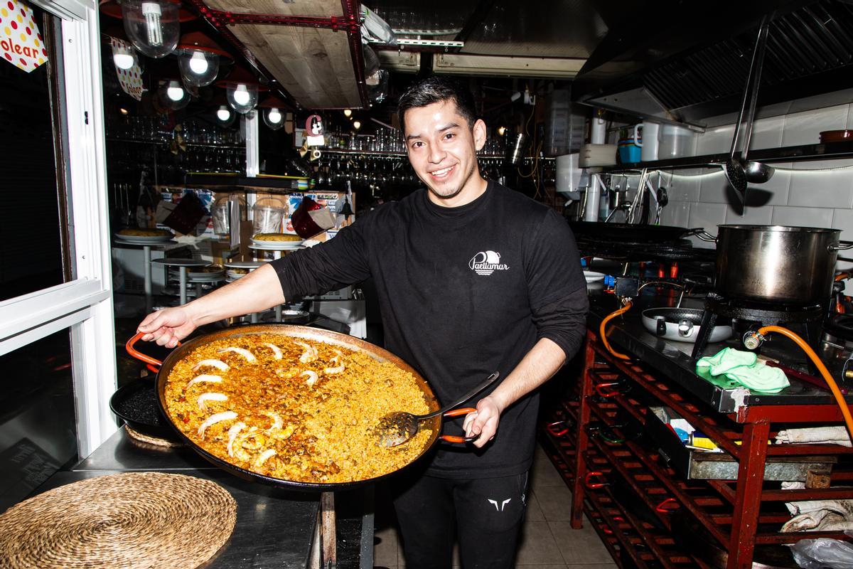 Jimmy, de Paellamar, en el Mercado de Tirso de Molina, muestra uno de sus arroces.