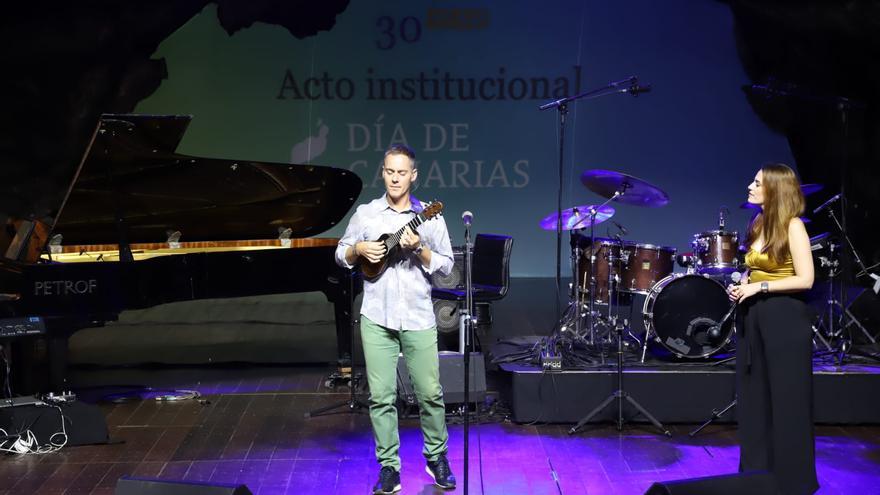 El timple pone el alma en la celebración del Día de Canarias