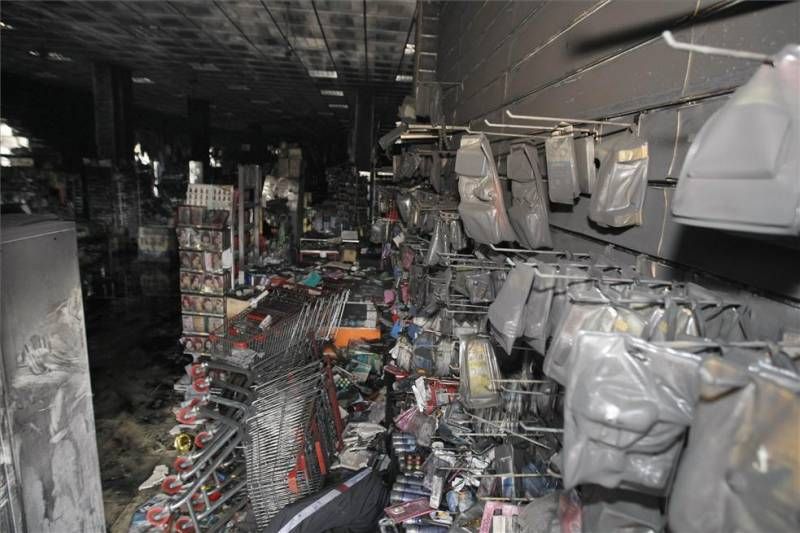 FOTOGALERÍA: INCENDIO EN UN BAZAR CHINO Y DESALOJO