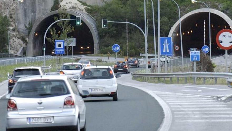 El acceso a uno de los túneles de la autopista del Huerna.