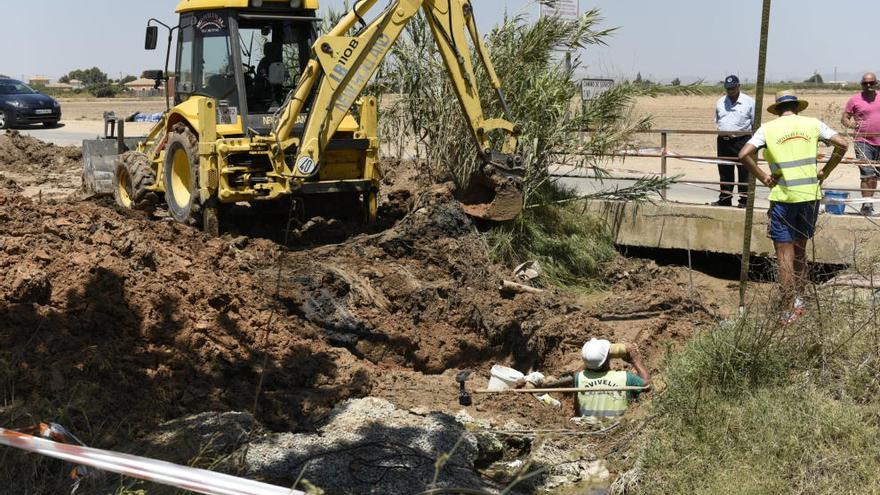 La CHS sigue sellando las tuberías y ordenando el cierre de pozos de riego ilegales.