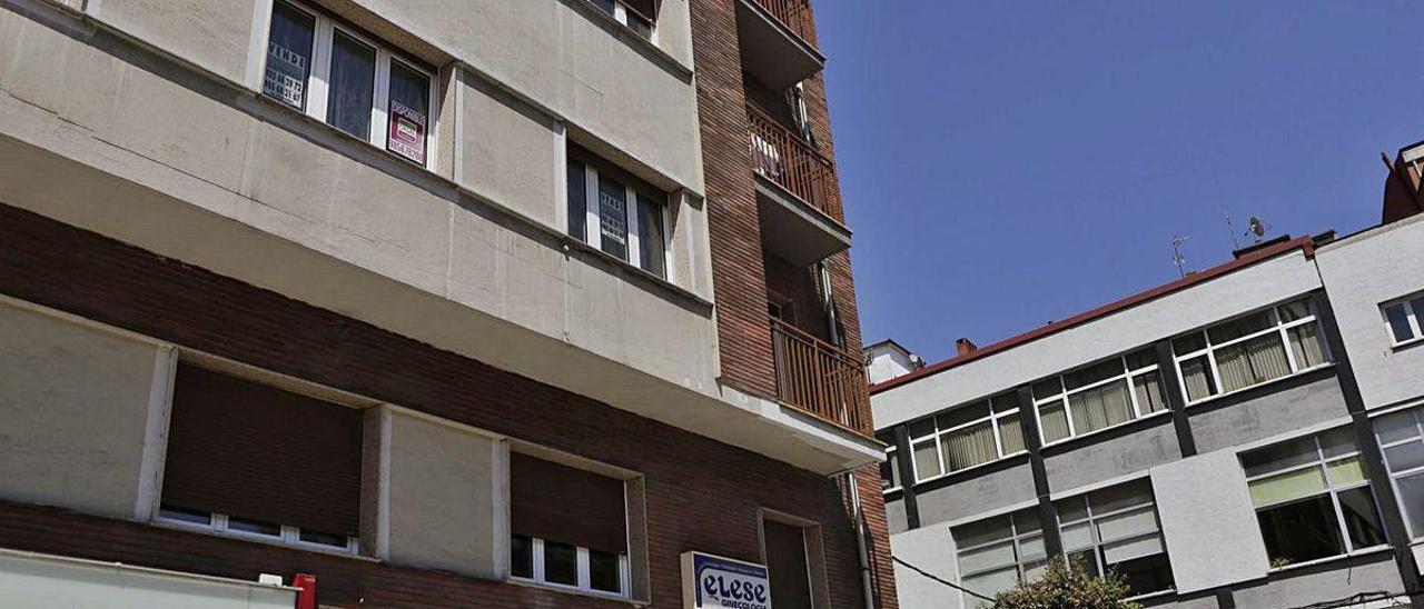 Un edificio con varios pisos en venta en Mieres.