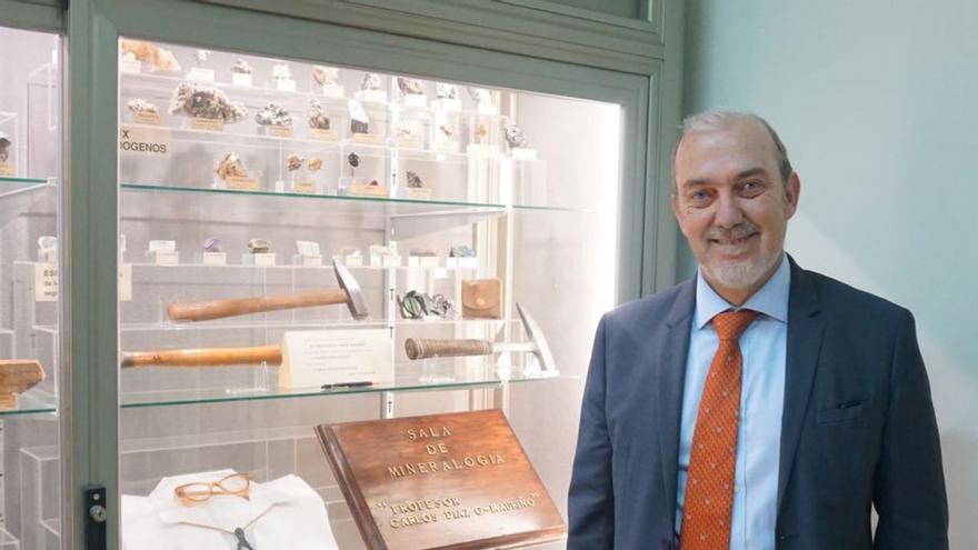 Carlos Díaz, junto a un expositor de la colección de su padre.