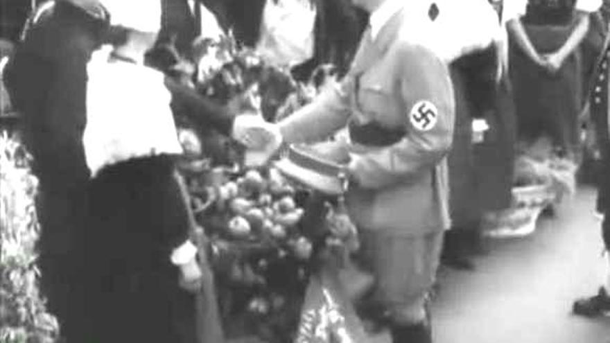 Hitler saluda a grupos tradicionales en Nuremberg.