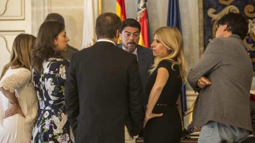 Luis Barcala dialoga con Eva Montesinos y otros concejales durante un pleno.