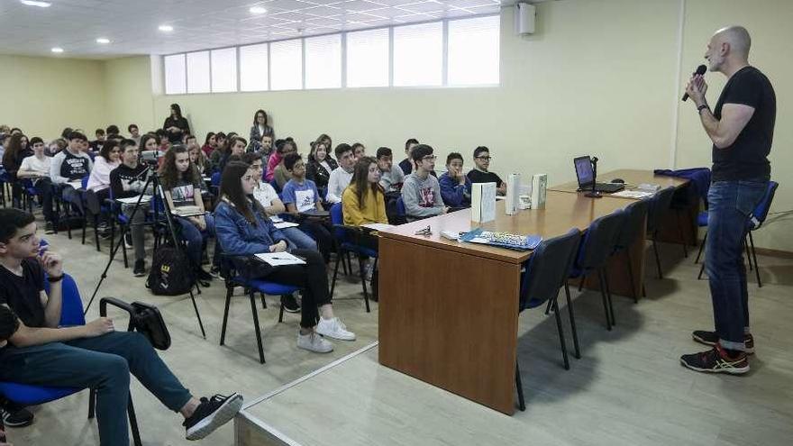 Alejandro Palomas, en el encuentro con los alumnos de segundo de Secundaria del Instituto Carreño Miranda.