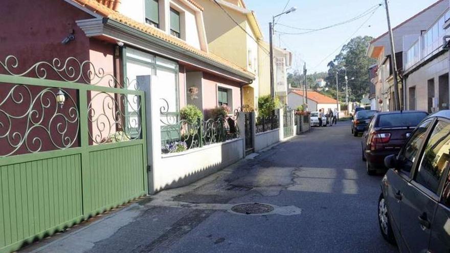 Las mujeres entraban en su vivienda (izda.) de la calle A Bouza cuando fueron atropelladas.