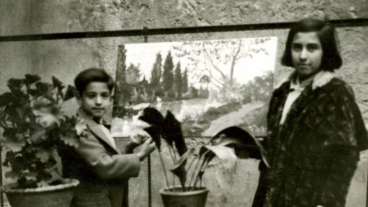 Eusebio Sempere, junto a su hermana, Concha, sujetando su primer cuadro, pintado a los 7 años.