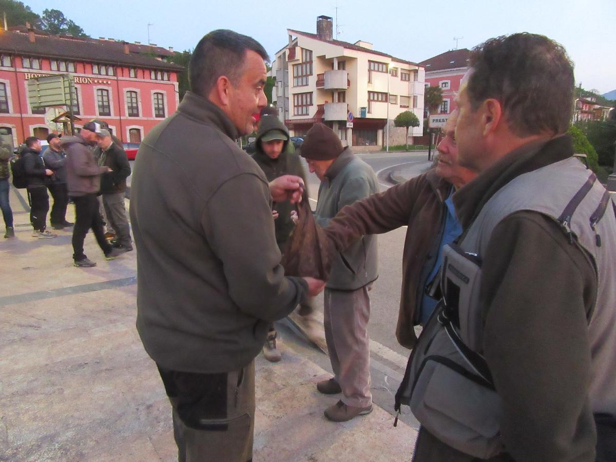 Pescadores junto a El Puentón de Cangas de Onís.