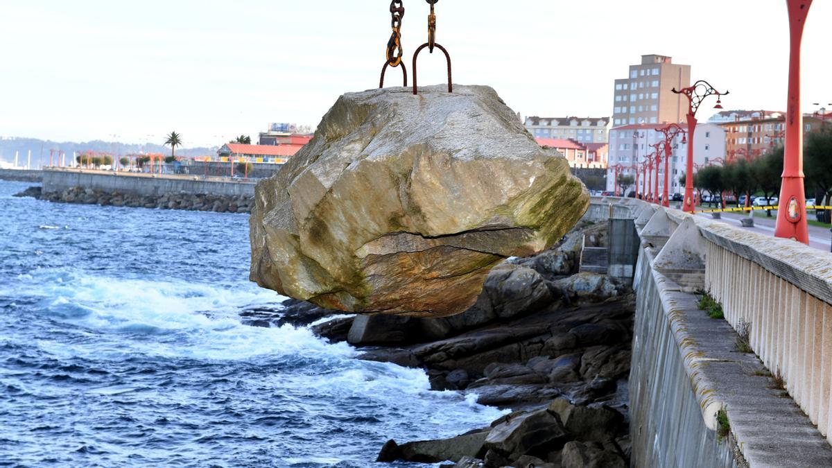 Refuerzo de la escollera en Os Pelamios antes de los temporales de invierno en A Coruña