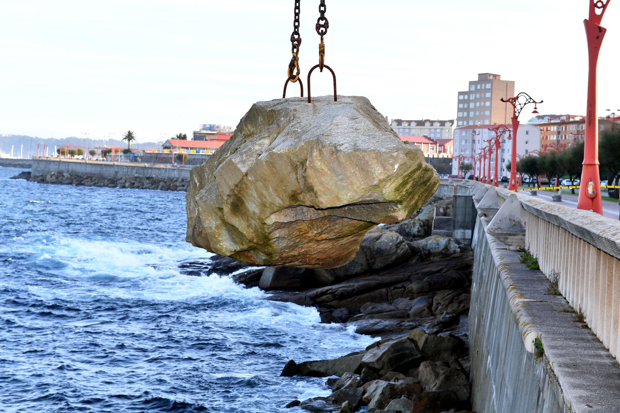 Refuerzo de la escollera en Os Pelamios antes de los temporales de invierno en A Coruña