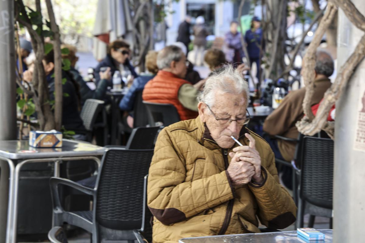 ALICANTE. FUMAR TERRAZAS TABACO CIGARRILOS