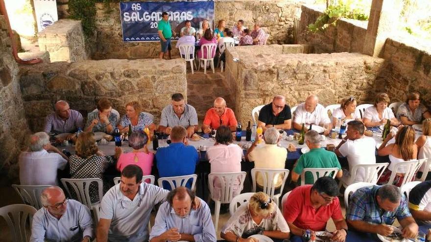 Asistentes al almuerzo celebrado ayer en las &quot;salgadeiras&quot; de Punta Moreiras. // FDV