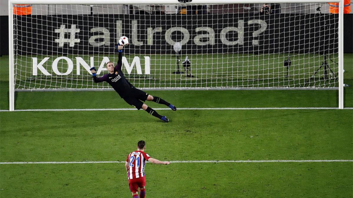 Jasper Cillessen y Kevin Gameiro en el lanzamiento del penalti del Barça-Atlético en las semifinales de la Copa del Rey 2016/17