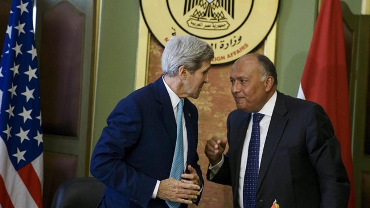 Kerry saluda a su homólogo egipcio en El Cairo.