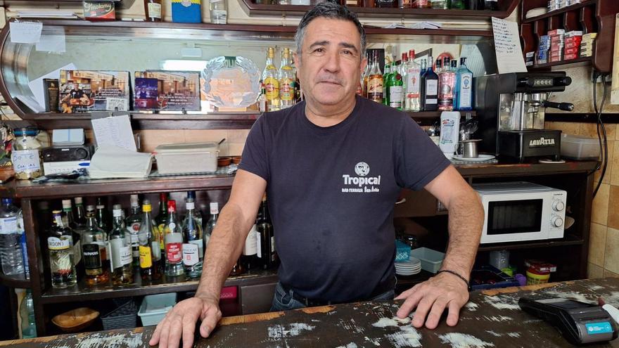 Juan López al natural, en el trajín diario del bar San Antón de Agüimes, en el que lleva 45 años después de coger el relevo de su padre, Pepito. | LP/DLP