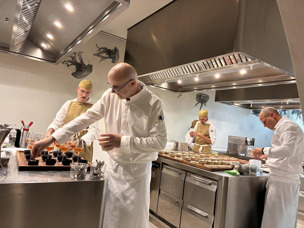 Paco Alcahud, jefe de pastelería de La Gaia, trabaja con el equipo de cocina a la vista de los invitados.
