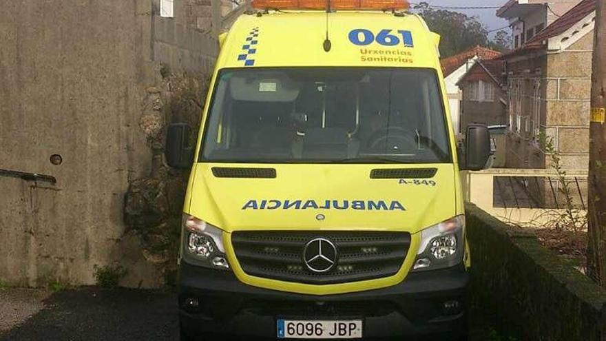 La ambulancia atascada en Camiño da Granxa. // G.S.