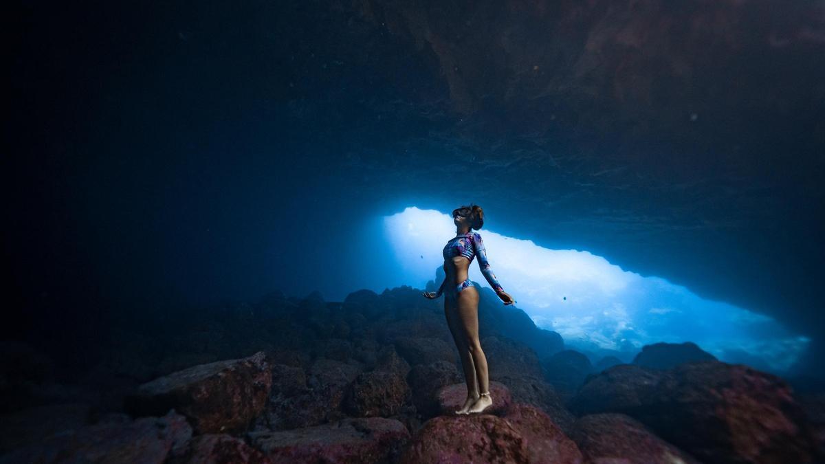 Amanda Negrín en el interior de una cueva en Tenerife