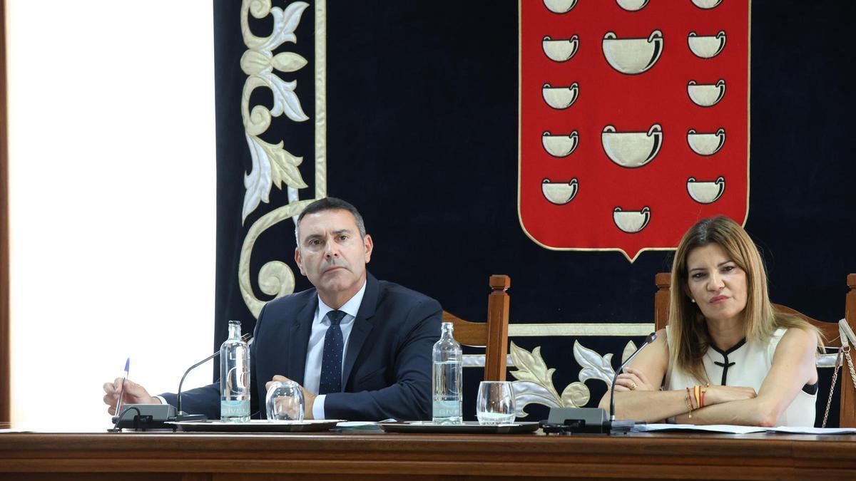 Oswaldo Betancort y María Jesús Tovar, en el pleno del Cabildo de Lanzarote.