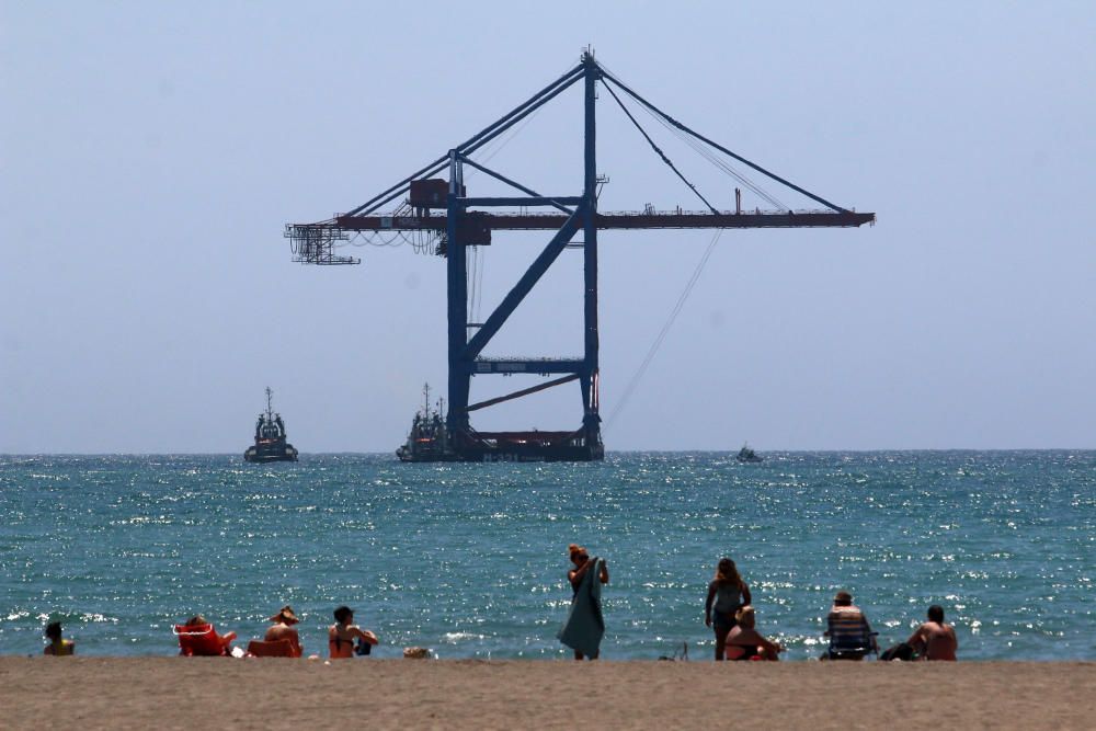 Las grúas del puerto de Málaga, camino de Valencia