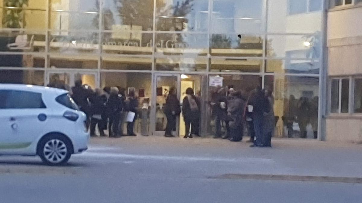 Protesta dels treballadors, aquest vespre, a la seu del Consell Comarcal del Gironès.