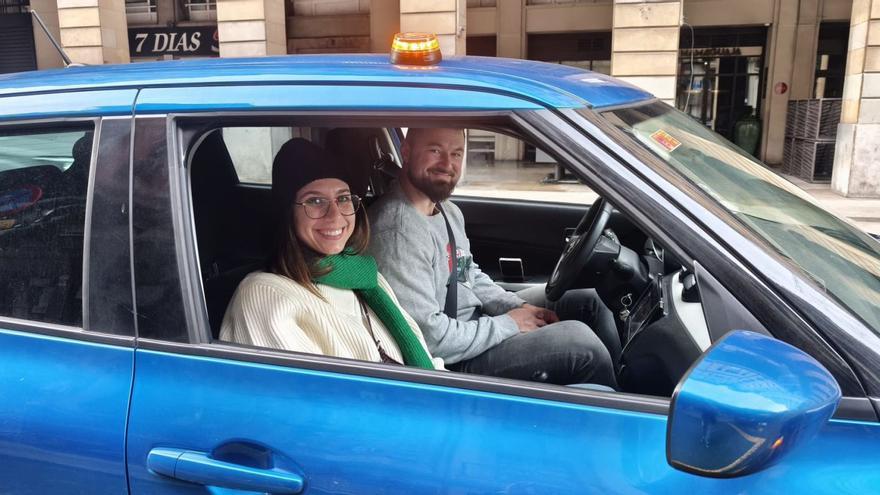 Los conductores asturianos chocan con la baliza V-16 en el día de su entrada en vigor: "Es una forma de sacar dinero, no aportará mayor seguridad"