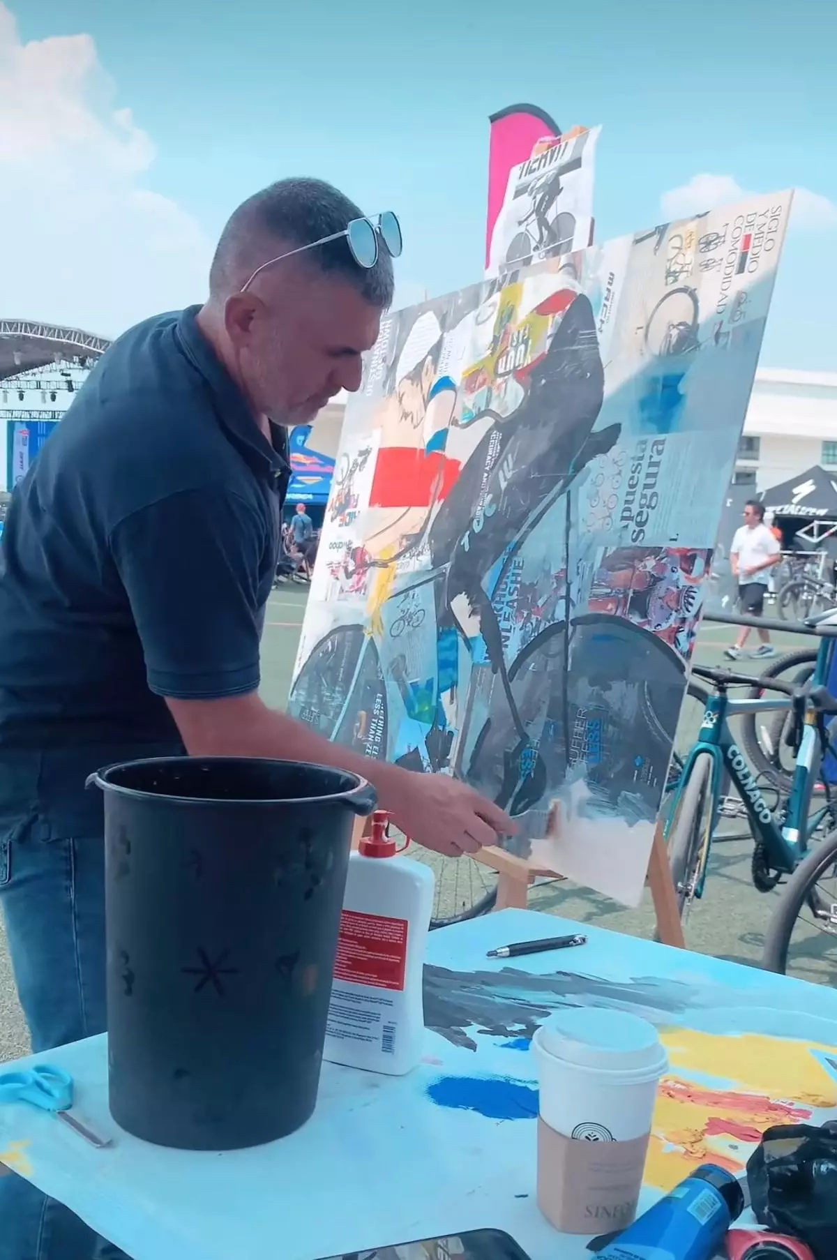 Miguel Soro expone sus cuadros ciclistas en Italia