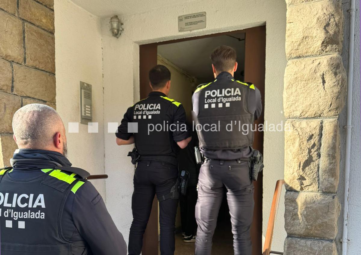 La Policia Local d'Igualada va desallotjar els qui es trobaven dins el pis