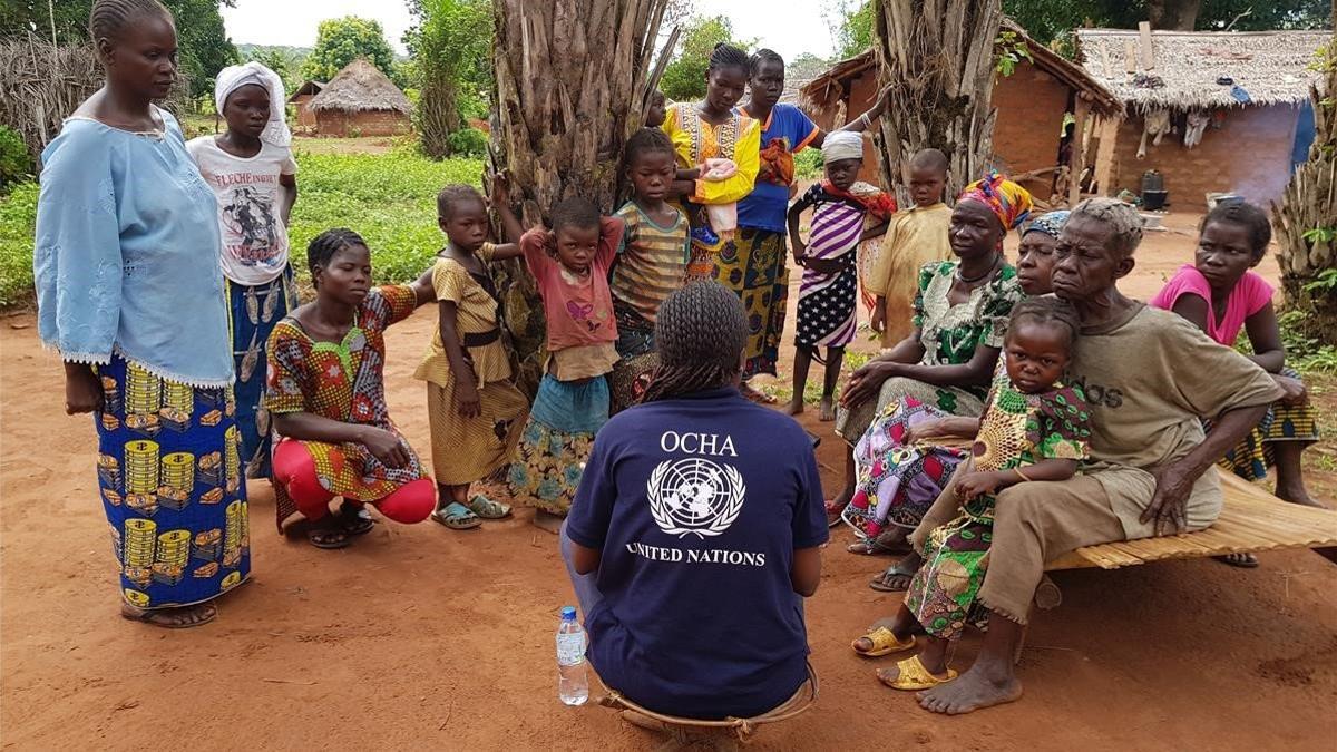 trabajadora de la onu habla con afectados por el conflicto el republica centroafricana