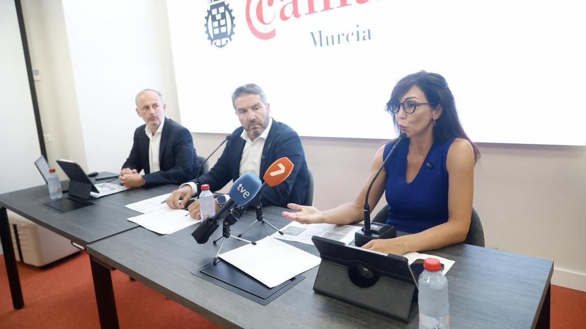 Miryam Fuertes, presidenta de la Cámara de Comercio de Murcia, durante su intervención en la presentación del ICE junto a Miguel López Abad y Javier Celdrán.